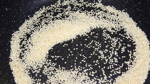 核桃糖怎么做，核桃糖怎么做好吃又酥脆（大厨教你在家做红枣核桃芝麻糖）