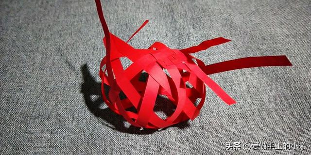 如何用一张纸折纸灯笼，如何用一张纸折纸灯笼视频（用四张纸条做成的折纸灯笼）
