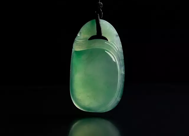 如何辨别玉的真假(怎么看真假翡翠吊坠)