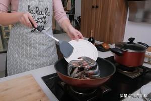 在家炒糖醋虾怎么做，炒糖醋虾仁的做法窍门（厨师长教你做“糖醋虾”正宗做法）
