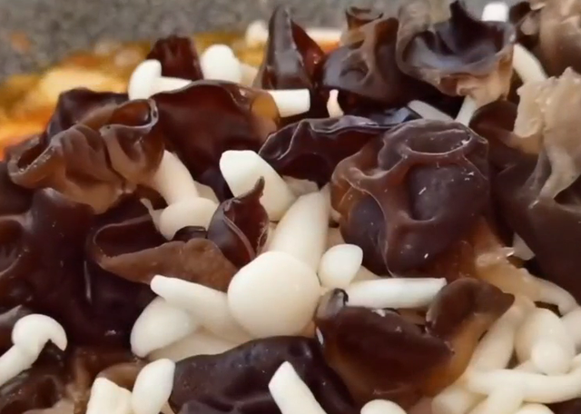 白玉菇不焯水有毒吗，白玉菇做汤用焯水吗（白玉菇这样做太美味了）