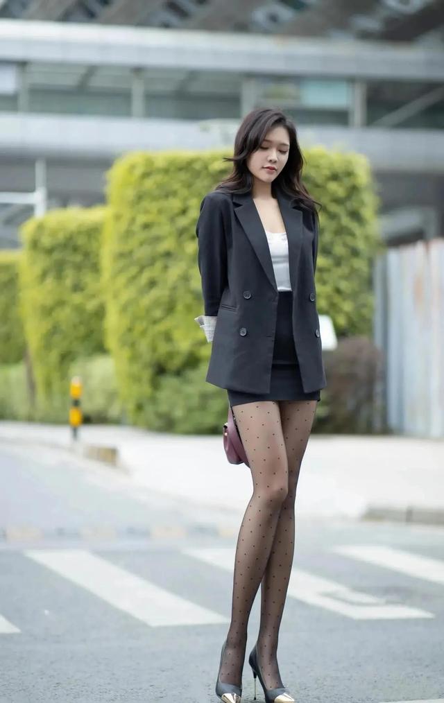 头像女黑白高冷，黑白高冷女生头像微信（黑色高冷美女）
