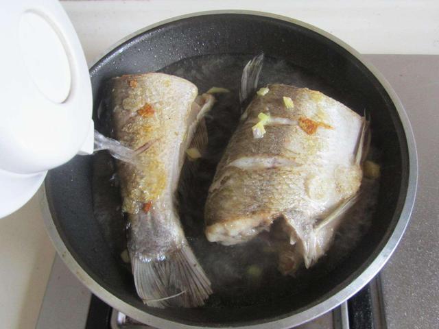 蒸鱼冷水下锅还是热水，蒸鱼时热水起蒸还是冷水（知道3个技巧健康还美味）