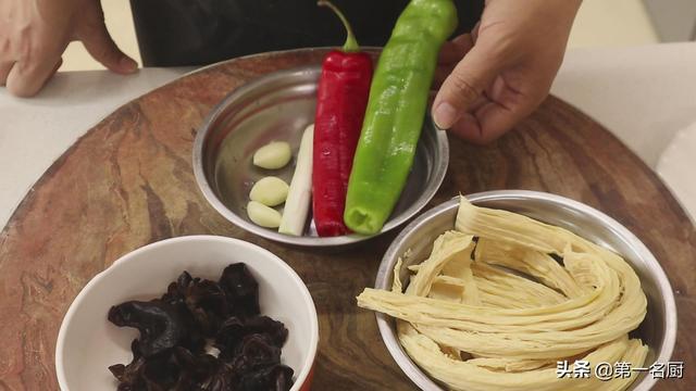腐竹怎么炒，腐竹怎么炒好吃家常做法视频（这才是清炒腐竹的家常做法）
