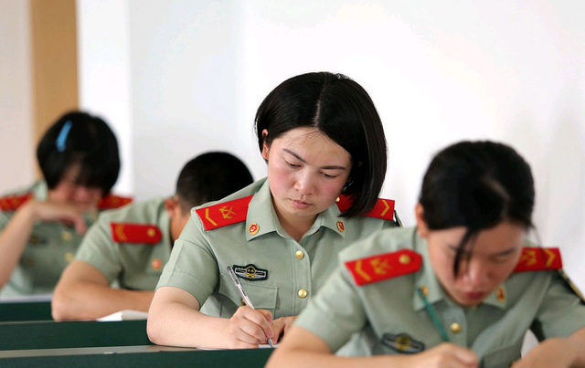 什么时候当兵最好，大学生新生入伍什么时间走最合适（大几去当兵比较好，你知道吗）