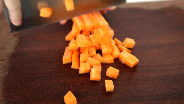 爆炒三丁的做法好吃程度不输饭店，爆炒三丁最家常的做法