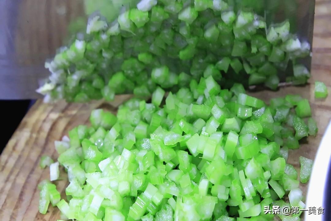 炸酱面用什么酱，炸酱面用什么酱炒（做炸酱面到底用黄豆酱还是甜面酱）