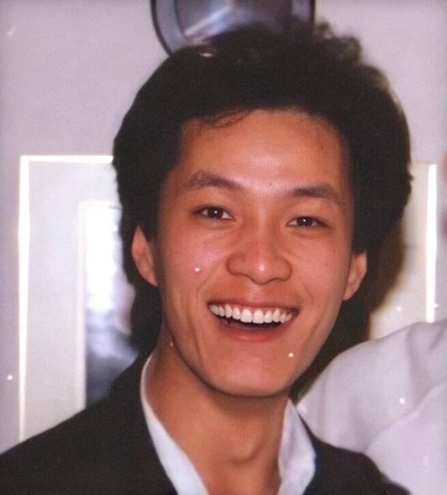 冯远征，因跳伞放弃高考，又被中戏嫌弃丑，老婆比他大8岁