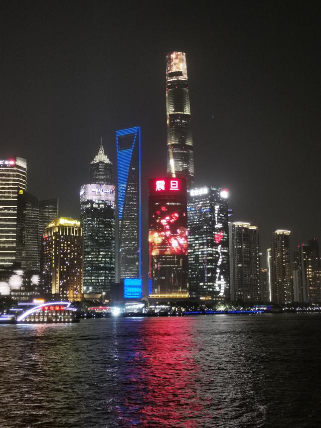 上海外滩夜景图片，外滩夜景美丽迷人让人流连忘返（上海市外滩夜景）