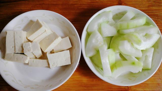 冬瓜燉豆腐的家常做法竅門,冬瓜燉豆腐的做法(7月鮮蝦上市配冬瓜燉