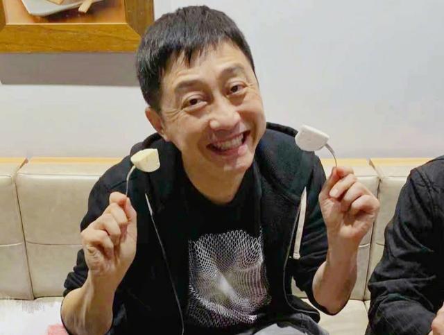庾澄庆你快乐吗，你快乐吗我很快乐这首歌叫什么（59岁庾澄庆为小儿子庆生）