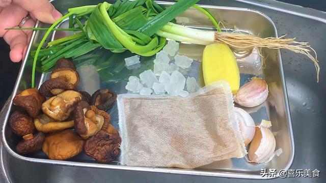 猪脚怎么卤才有嚼劲，猪脚怎么卤才入味好看（卤猪脚这样的家常做法）