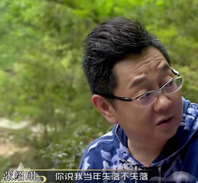 张绍刚，因主持《今日说法》大放异彩，而今他一家三口甜蜜照曝光