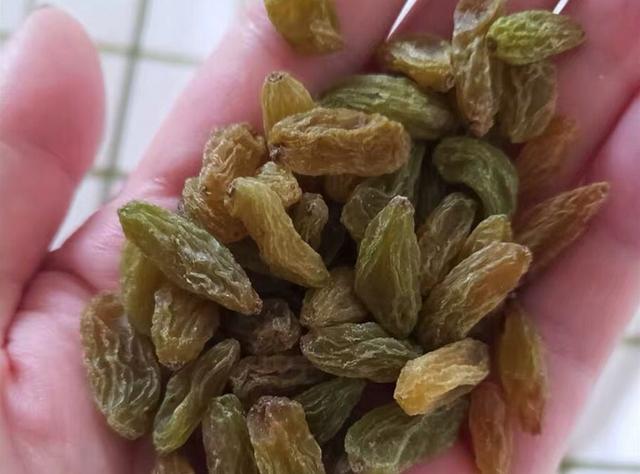 葡萄干的正确吃法，葡萄干正确的吃法（教你正确吃法，涨知识了）