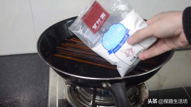 筷子发霉怎么弄干净，筷子发霉了怎么去除（多脏的筷子洗完就跟新的一样干净）