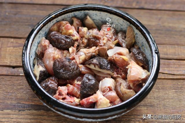 香菇滑鸡的做法，顺德香菇滑鸡的做法（广东名菜“香菇蒸滑鸡”）