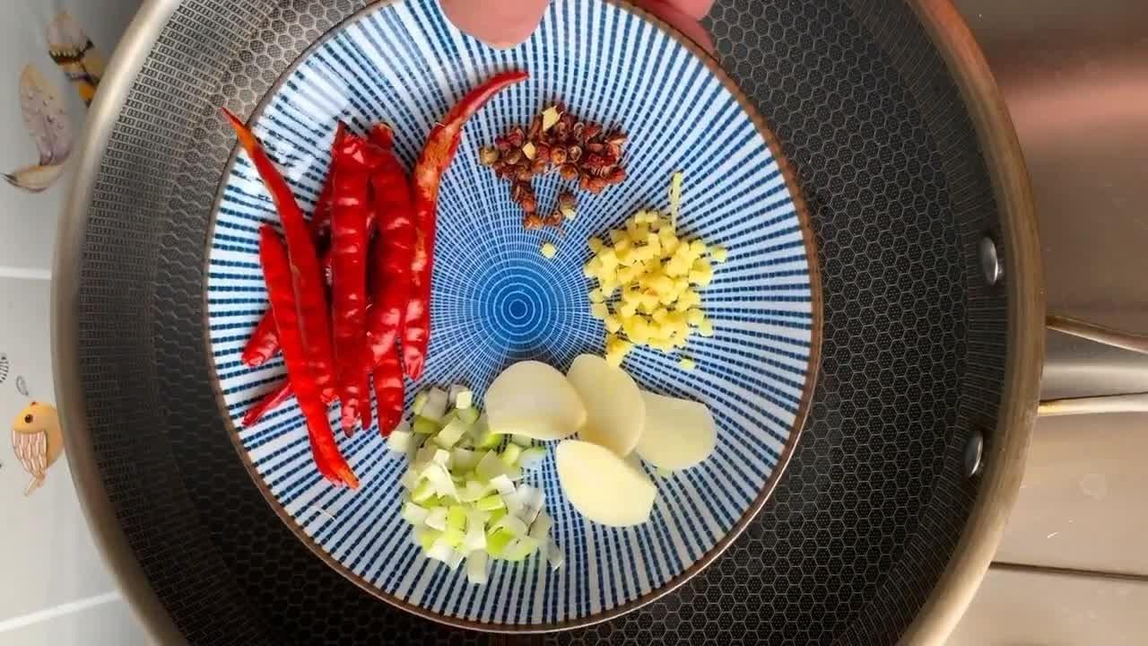 韭菜炒豆芽粉丝怎么做好吃，韭菜豆芽菜炒粉丝（集鲜香脆爽多种特性）