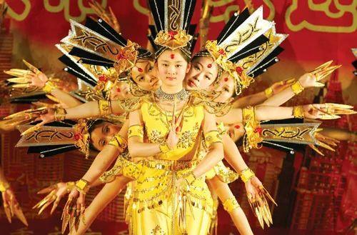 摩羯女放弃一个人还会回头吗，摩羯座女放弃一个人还会回头吗（少女为何要伪装“表姐”与旧日同事网恋）