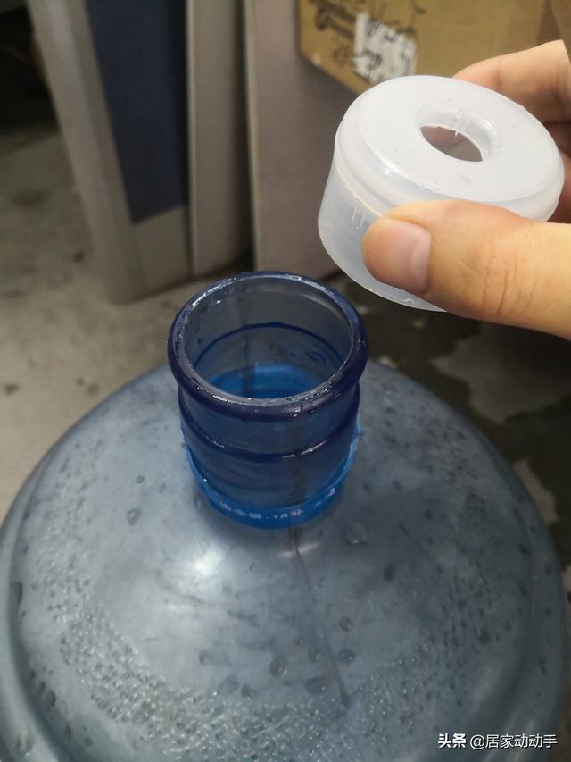 飲水機漏水從上面溢出,飲水機漏水從上面溢出怎麼辦(冷水放出熱水)