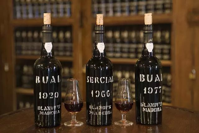 如何让红酒快速醒酒，怎样快速醒红酒（史上最全的葡萄酒醒酒指南）