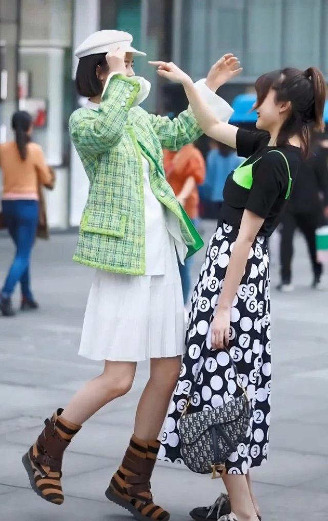 为什么现在很多女生踩鞋跟，为什么现在穿鞋喜欢踩鞋跟（一个却穿冬天的雪地靴）