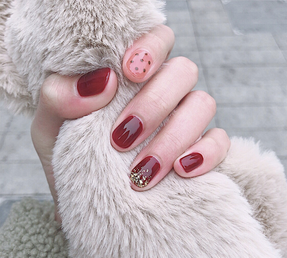 秋天指甲做什么颜色显白，适合冬天显白的指甲颜色（难怪女星大咖们都超爱）