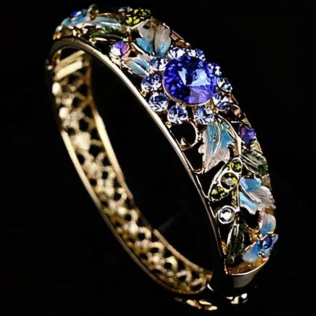 珐琅是什么，珐琅彩是什么工艺（珐琅：不是宝石，胜似宝石）