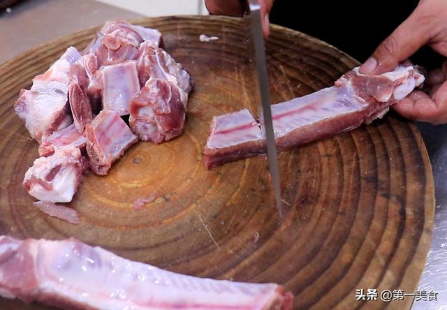 蒜香大排骨的做法家常，大厨教你做蒜香排骨（蒜香排骨经典的家常做法）