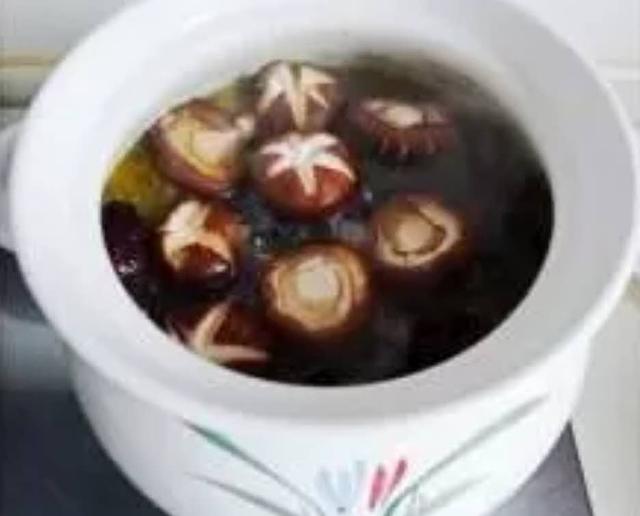 香菇乌鸡汤的做法，乌鸡汤 香菇（香菇乌鸡汤的做法功效）