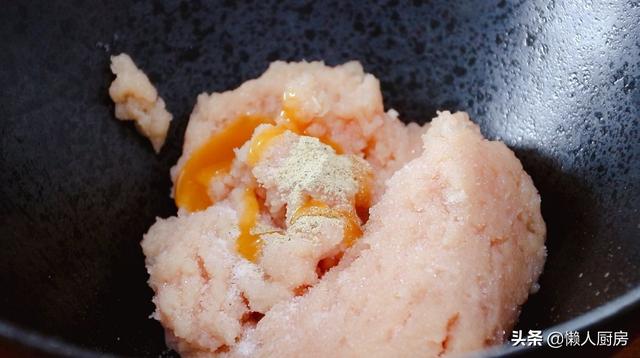 水煮丸子的做法猪肉丸子，丸子汤怎么做好吃又简单（鸡脯肉做丸子吃着太柴）