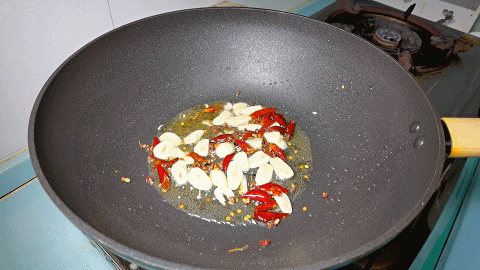 长豆角的功效与作用，怎么做爽脆入味还不变色（长豆角的吃法）