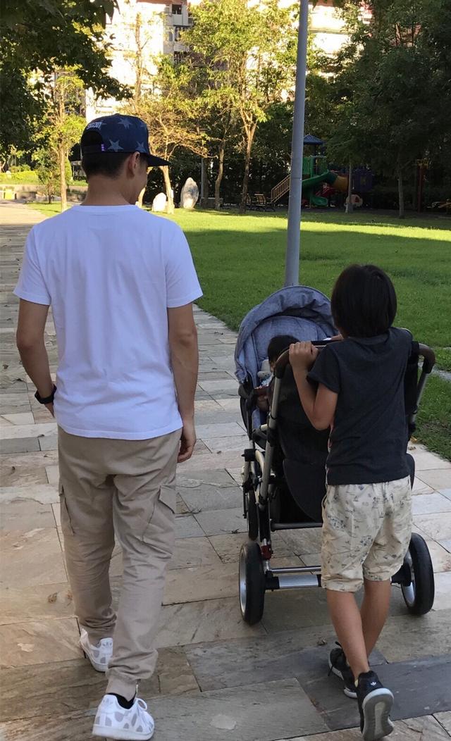 林志颖的儿子叫什么名，林志颖的三个儿子叫什么（一家四口同框很温馨）