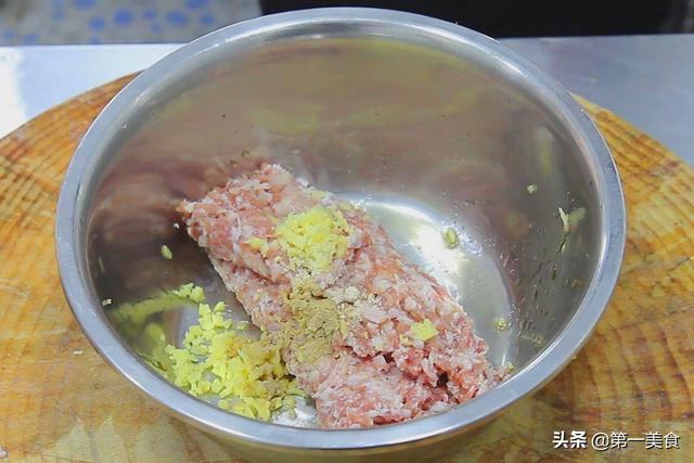 怎么做肉丸子，莲藕和肉怎么做肉丸子（劲道爽滑美味鲜）