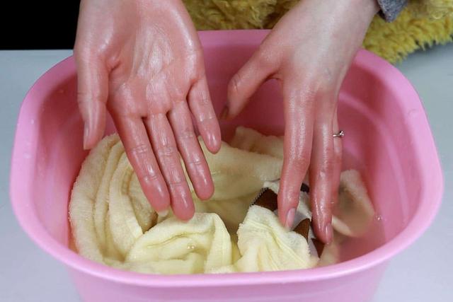 毛巾有异味怎么去除，夏天毛巾有异味怎么去除（四步快速除去毛巾异味）