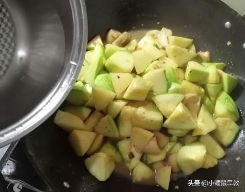 荀瓜怎么炒好吃，怎样素炒荀瓜（却做出鲜香美味超好吃的下饭菜）