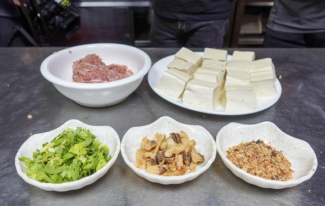 酿豆腐的制作详细方法，梅州美食客家酿豆腐的制作教程