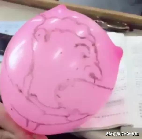 王思聪吃热狗,王思聪吃热狗照火到国外(王思聪可能这辈子都不想吃热狗了……) 王思聪吃热狗,王思聪吃热狗照火到国外(王思聪可能这辈子都不想吃热狗了……)