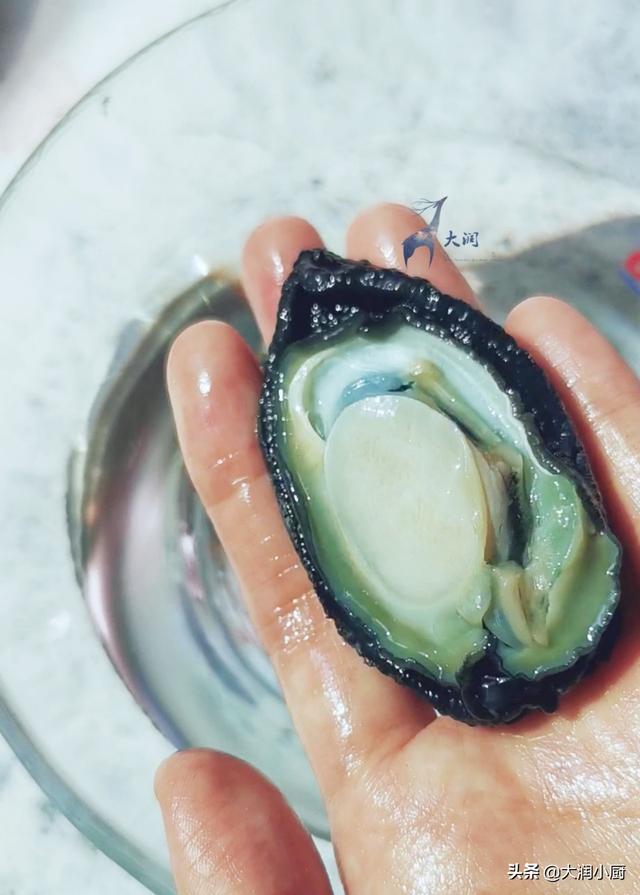 煮鲍鱼为什么水是蓝色，鲍鱼焯水水变蓝（青榄的功劳可不少）