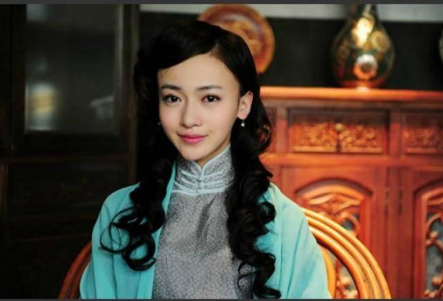 黑色帽子搭配，黑色帽子搭配浅色衣服（吴谨言的效果，差异不是一般大）