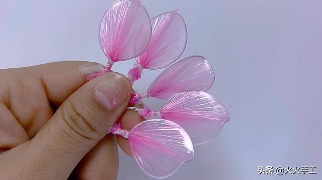 十种最简单的餐巾纸折花，餐巾的折花大全（原来垃圾袋还可以蜕变成春天的桃花）