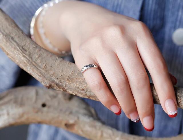 结婚戒指女生应该戴哪只手，结婚戒指男生应该戴哪只手（女性朋友千万别戴错了手指）