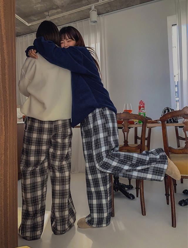 格子裤子配什么鞋，七分格子阔腿裤搭配什么鞋子（今年超火的“格子裤”）