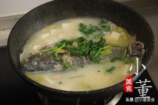 鱼头汤怎么做又浓又白，鱼头汤怎样做成奶白色（保证鱼汤浓白还不腥）