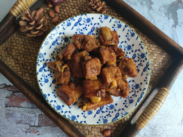 炖排骨什么时候放盐最好，炖排骨汤时什么时候放盐好（难怪排骨发柴不软烂）