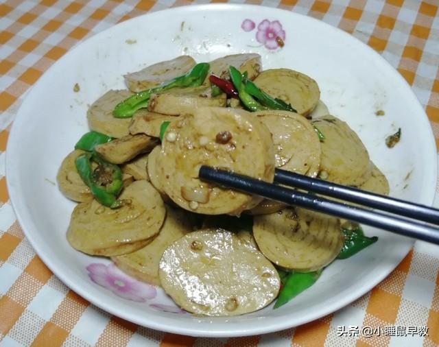 青椒炒素鸡的家常做法，青椒鸡怎么炒好吃家常做法（家常青椒炒素鸡）