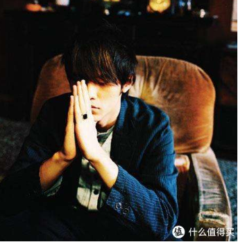 她的睫毛弯的嘴角，她的睫毛歌词（别和我说你是哭着进来找青春的）