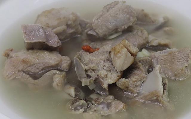 如何煲骨头汤，骨头汤怎么煲好喝窍门（汤汁浓白不油腻）