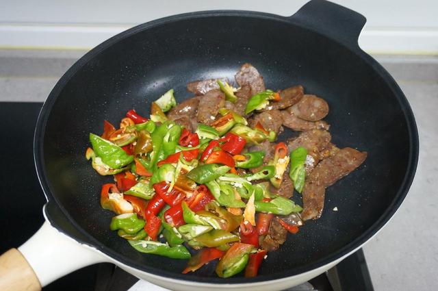 炒腊肠的家常做法，炒腊肠怎么做好吃又嫩（酒店大厨这样炒腊肠）