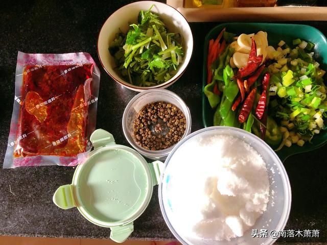 青椒炒鸡架的家常做法，青椒炒鸡架怎么做好吃（去市场两块五买了一个生鸡架）