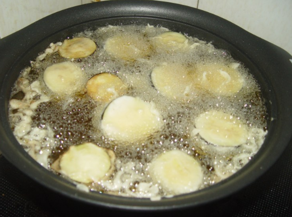 炸茄盒面糊怎么调，炸茄盒的面糊怎么调酥脆（挂糊的关键是3样）